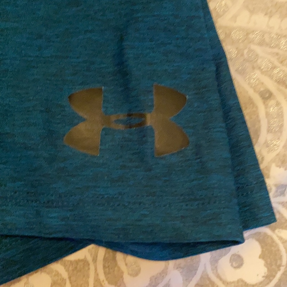 Like new! Under Amour athletic shirt, fitted - Picture 7 of 7